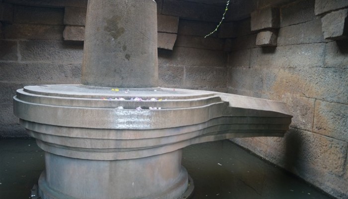Badavilinga Temple, Hampi. Copyright Karnataka.com