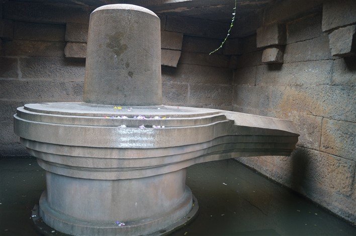 Badavilinga Temple, Hampi. Copyright Karnataka.com